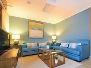 德拉托亚岛Apartamento en la Isla de la Toja的客厅配有蓝色的沙发和桌子
