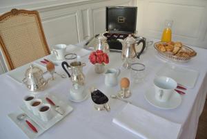 布尔日Maison Colladon的一张白色桌子,上面有鸡蛋和其他物品