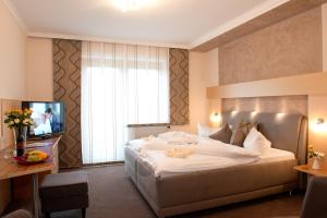 菲尔斯滕费尔德附近洛伊佩尔斯多夫Dreilandhof的酒店客房设有一张大床和一台电视。