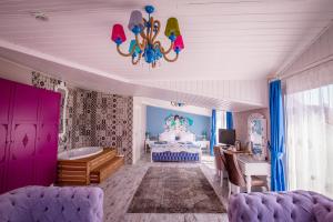 İznikLimnades Hotel İznik的客厅配有紫色家具和吊灯。