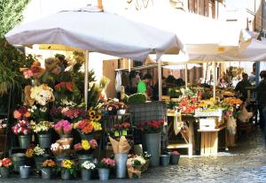 罗马马里奥德菲奥里37酒店的一座带鲜花桶的户外花卉市场
