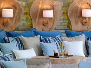 卢特拉Kythnos Bay Hotel的一张带枕头的沙发以及一张带两盏灯的桌子