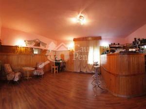 DragoslaveleSurasul Muntelui的客厅铺有木地板,配有桌子。