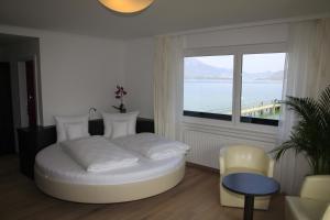 施特罗布尔丽丽湖畔酒店的一间卧室设有一张床和一个大窗户