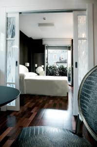 佩斯卡拉维多利亚酒店的一间卧室配有一张床和一面大镜子