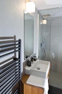 奥斯塔Guesthouse Mu的浴室配有白色水槽和淋浴。