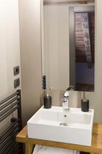 奥斯塔Guesthouse Mu的浴室设有白色水槽和镜子