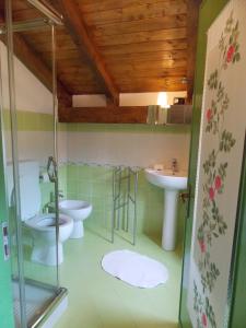 Andorno Micca勒巴沃格利奥宾馆的浴室设有2个卫生间和水槽