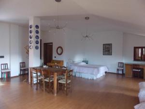 Andorno Micca勒巴沃格利奥宾馆的客厅配有床和桌子