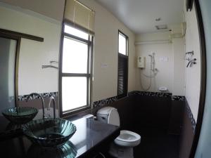 大城空萨布阿旧皇宫度假酒店的一间带两个盥洗盆和卫生间的浴室