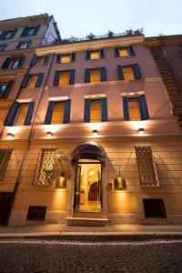 罗马乔治安娜酒店的一座大型建筑,设有黄色和蓝色的窗户