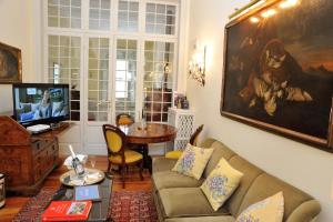 贝尔吉拉泰克劳迪娅代迈凯达尔波佐别墅的客厅配有沙发和桌子