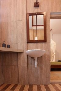 武吉拉旺武吉拉旺因陀罗谷酒店 的一间带水槽和镜子的浴室
