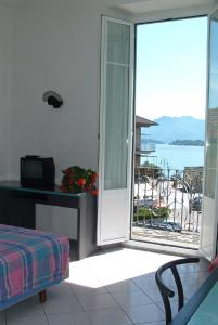 巴韦诺Holiday Residence的客房设有海景阳台。