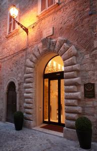 阿斯科利皮切诺阿尔伯格桑特艾米蒂欧酒店的拱门砖楼入口