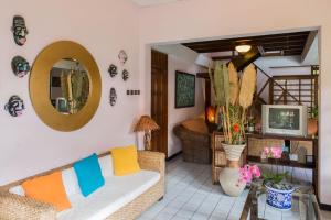 日惹杜达花园酒店的带沙发和镜子的客厅
