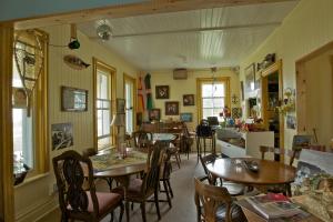 拜圣卡特琳奥伯格萨姆咖啡酒店的一间带桌椅的用餐室和一间厨房