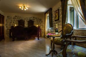 科托尔Villa Casa del Sol Rozalija的客厅配有沙发和桌椅