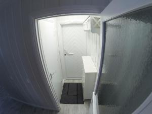 KontulaVilla Terveenniemi的门旁带步入式淋浴间的浴室