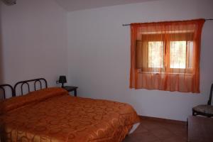圣塞韦里娜普泽莱恩奇泽达酒店的一间卧室设有一张床和一个窗口
