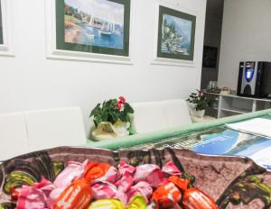维拉西米乌斯阿菲塔卡马雷达安吉拉酒店的一张桌子上放着一大堆蔬菜