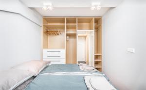 克拉科夫Apartment Zegadłowicza的一间卧室配有一张床和一个衣柜