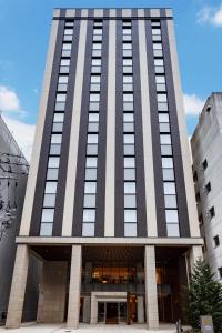 仙台仙台远景酒店的一座高大的建筑,有很多窗户