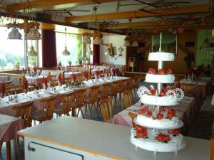 施文特Gasthof Mairwirt的大房间设有桌椅和蛋糕