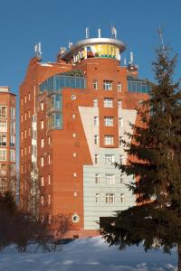 托木斯克斯波特酒店的顶部有圆顶的建筑