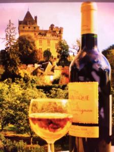 维特拉克Maison de Montfort的一瓶葡萄酒和一杯葡萄酒与城堡