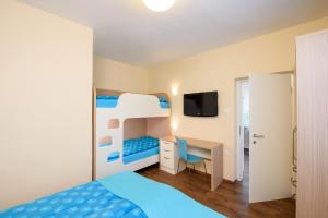 皮兰奥帕拉旅馆的一间卧室配有双层床和书桌