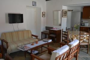 卡洛帕尼亚伊奥蒂斯爱普拉提亚酒店的客厅配有沙发和桌子