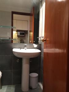 蒙得维的亚Monoambiente En Arturo Prat的一间带水槽、卫生间和门的浴室