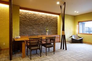 函馆函馆汤之川温泉笑酒店的一间带木桌和椅子的用餐室