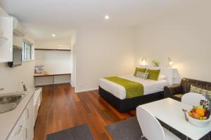 玛格丽特河玛格丽特河海滩公寓的一间卧室设有一张床和一间客厅。