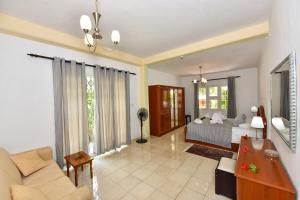 博瓦隆杰西斯塞舌尔旅馆的客厅配有床和沙发