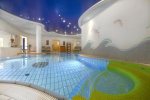 拉德施塔特罗马少年酒店的游泳池,位于带游泳池的建筑内