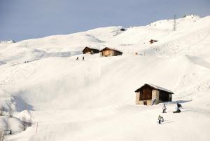 瓦尔斯瓦尔斯格罗斯胡斯酒店的一群人沿着雪覆盖的山滑雪