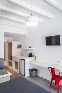 阿波罗尼亚Vilos Suites的客厅配有红色椅子和水槽