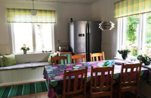 BurträskVilla Insikt Pensionat & Kursgård的厨房配有桌椅和冰箱。