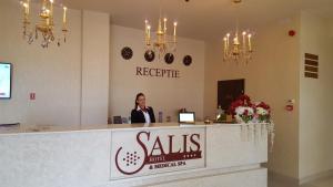 图尔达Salis Hotel & Medical Spa的站在沙龙接待台的女人