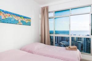 Luxury Surround Sea View Apartment客房内的一张或多张床位