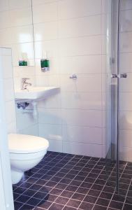 安德内斯玛琳娜酒店的浴室配有卫生间、盥洗盆和淋浴。