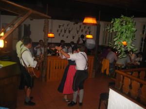 柯尼希斯湖畔舍瑙Sporthotel Schönau am Königssee的几个人在酒吧跳舞