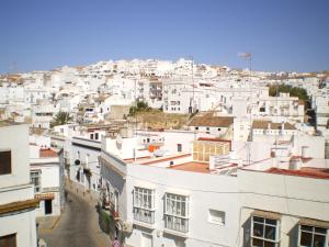 阿尔科斯-德拉弗龙特拉拉方达德尔卡利酒店的享有白色建筑的城市美景