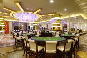 济州市济州东方酒店及赌场的赌场配有扑克牌桌椅和吊灯