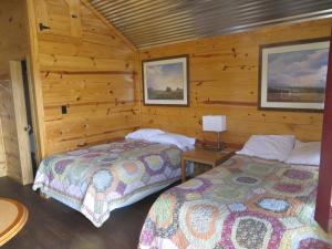 All Tucked Inn Cabins客房内的一张或多张床位