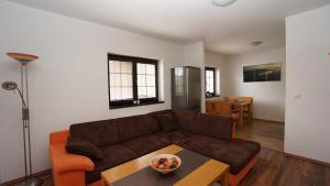 鲁容贝罗克Vila Olympia - Apartmán Olympia 3的客厅配有沙发和桌子