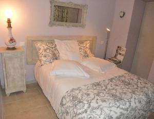 ChâteneyLa Maison de Jeanne的卧室配有一张带白色床单和枕头的大床。