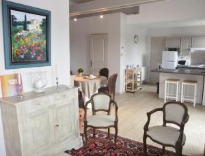 ChâteneyLa Maison de Jeanne的一间带桌椅的客厅和一间厨房